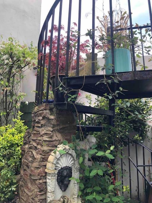 Beautiful 2 Bedroom Garden Flat In Great Location *