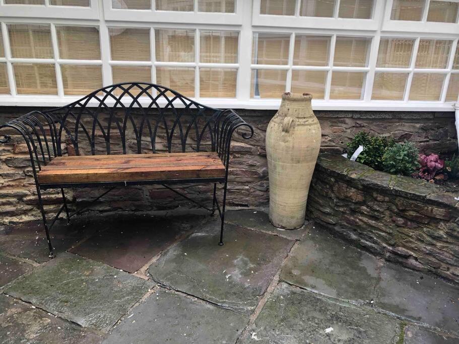 Beautiful 2 Bedroom Garden Flat In Great Location *